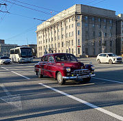 Колонна ретроавтомобилей проехала по Красному проспекту: фото