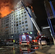 Ночью загорелась мансарда жилого дома в центре Новосибирска